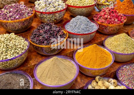 Varietà di spezie ed erbe arabe nel tradizionale mercato delle spezie di Dubai. Ingredienti alimentari. Foto Stock