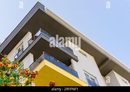 Un'immagine ad angolo di una sezione d'angolo di un edificio moderno sotto il cielo Foto Stock