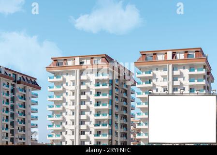 Tabellone bianco sullo sfondo di un'area residenziale in Turchia. Foto Stock