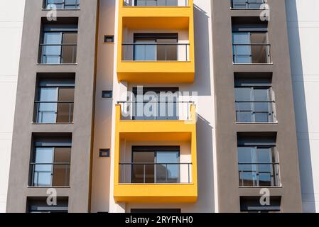 Parte della facciata di un edificio residenziale in Turchia. Foto Stock