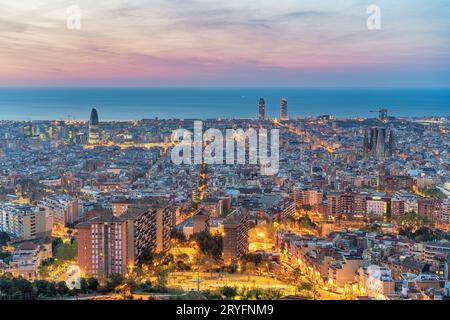Barcellona Spagna, vista ad alto angolo dello skyline notturno della città da Bunkers del Carmel Foto Stock