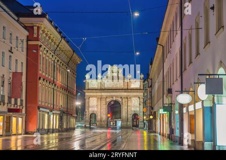 Innsbruck Austria, skyline notturno della città all'arco di Triumphpforte (Arco di Trionfo) Foto Stock