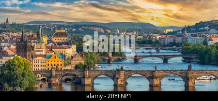 Praga Repubblica Ceca, panorama al tramonto sullo skyline della città sul Ponte Carlo sul fiume Moldava e sulla vecchia Praga Foto Stock