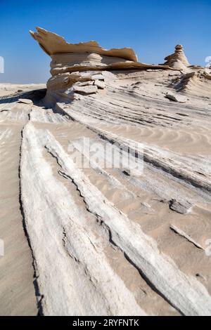 Dune fossili ad Abu Dhabi, un'area naturale unica. Linee guida in un telaio verticale. Foto Stock