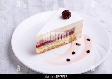 Primo piano della torta a strati bianchi con frutti di bosco freschi Foto Stock