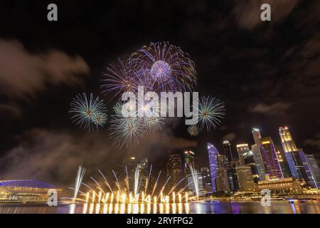 Spettacolo di fuochi d'artificio a Singapore, festa del conto alla rovescia a Marina Bay, colorato fuochi d'artificio di Capodanno Foto Stock