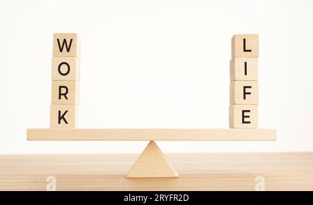 Equilibrio tra vita e concetto di lavoro. Blocchi di legno con parola su Seesaw. Spazio di copia Foto Stock