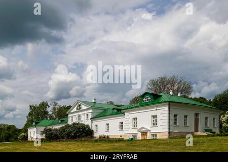 Volkonskiy casa al giorno di primavera soleggiato a Yasnaya Polyana, Russia Foto Stock