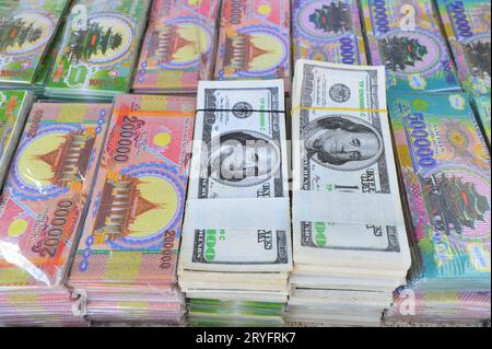 Varie banconote in diverse valute Foto Stock