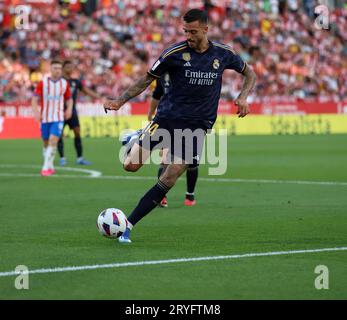 Sabadell, Barcellona, Spagna. 30 settembre 2023. Barcellona Spagna 30.09.2023 Joselu Sanmartin (Real Madrid) controlla la palla durante la Liga EA Sports tra Girona FC e Real Madrid a Montilivi il 30 settembre 2023 a Girona. (Immagine di credito: © Xavi Urgeles/ZUMA Press Wire) SOLO USO EDITORIALE! Non per USO commerciale! Foto Stock