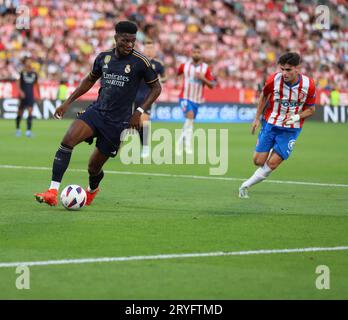 Sabadell, Barcellona, Spagna. 30 settembre 2023. Barcellona Spagna 30.09.2023 Aurelien Tchouameni (Real Madrid) controlla la palla durante la Liga EA Sports tra Girona FC e Real Madrid a Montilivi il 30 settembre 2023 a Girona. (Immagine di credito: © Xavi Urgeles/ZUMA Press Wire) SOLO USO EDITORIALE! Non per USO commerciale! Foto Stock