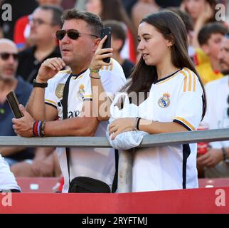 Sabadell, Barcellona, Spagna. 30 settembre 2023. Barcellona Spagna 30.09.2023 tifosi Real Madrid guardano durante la Liga EA Sports tra Girona FC e Real Madrid a Montilivi il 30 settembre 2023 a Girona. (Immagine di credito: © Xavi Urgeles/ZUMA Press Wire) SOLO USO EDITORIALE! Non per USO commerciale! Foto Stock