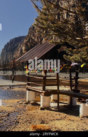 vista panoramica del lago madhuri o del lago sungester, una famosa destinazione turistica di tawang, situata sulle colline pedemontane dell'himalaya nell'arunachal pradesh, india Foto Stock