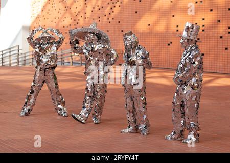 Dubai, Emirati Arabi Uniti - 4 novembre 2021: Artisti di strada con costumi a specchio in posa all'Expo 2020 di Dubai, momenti divertenti Foto Stock