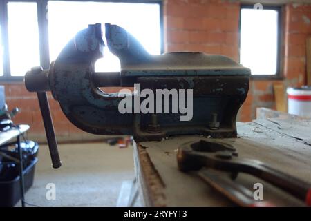 Un morsetto in officina Foto Stock