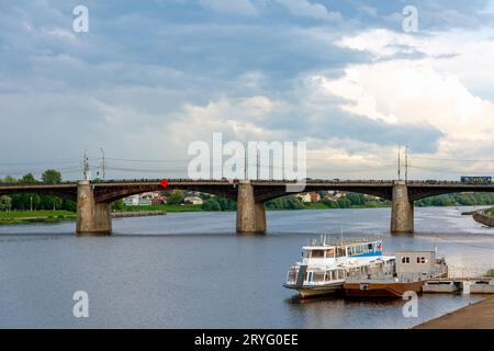 Tver, vista dall'argine di Mikhail Yaroslavich al Ponte del nuovo Volga, paesaggio pittoresco Foto Stock