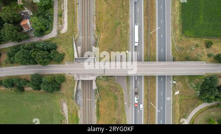 Vista aerea dello svincolo autostradale. Autostrade, ferrovie, ponti e campi verdi alla periferia della città. In Belgio TR Foto Stock