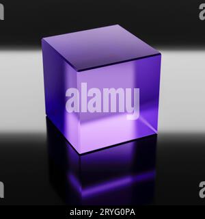 Cubo di vetro viola su una superficie nera lucida primo piano. Foto Stock