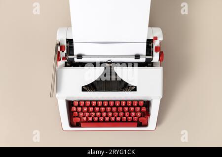 Vista dall'alto di una macchina da scrivere retrò con carta bianca bianca. Concetto di processo di scrittura creativa Foto Stock