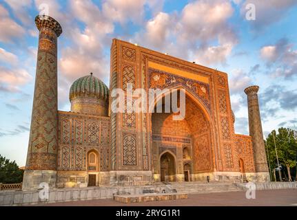 Sher-Dor Madrasah, Registan, Samarcanda, Uzbekistan Foto Stock