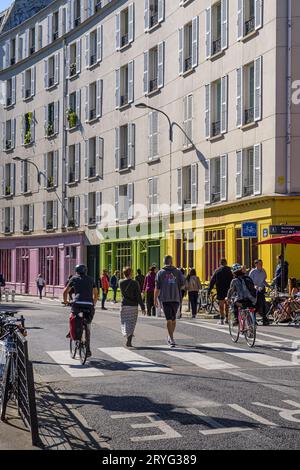 FRANCIA. PARIGI (75) DISTRETTO XEME. CANAL SAINT-MARTIN. GLI EDIFICI DI QUAI DE VALMY E LE FACCIATE COLORATE DEI NEGOZI ANTOINE E LILI Foto Stock