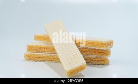 Wafer di formaggio isolato su sfondo bianco Foto Stock