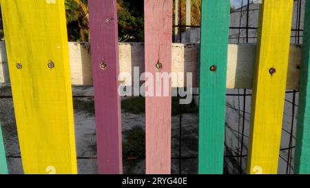 Recinzione di legno come delimitazione verso altre terre Foto Stock Recinzione di legno come delimitazione verso altre terre Foto Stock