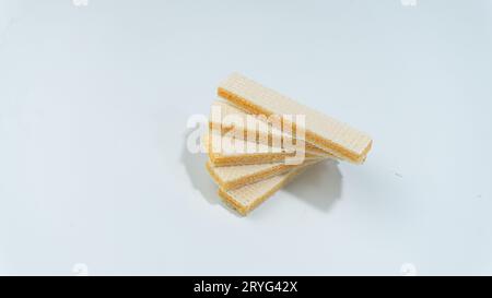 Wafer di formaggio isolato su sfondo bianco Foto Stock