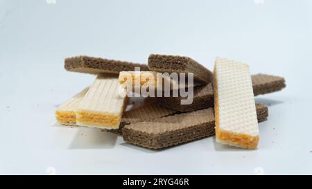 Wafer di formaggio e wafer di cioccolato isolati su sfondo bianco Foto Stock