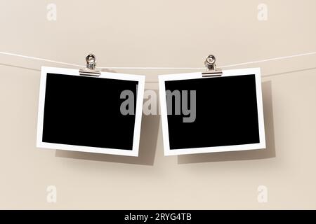 Due cornici fotografiche Vintage vuote appese a una corda Foto Stock