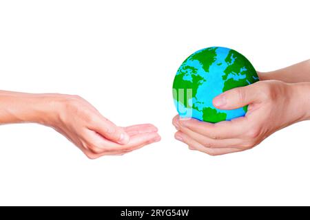 Il globo verdeggiante si muove da un paio di mani all'altro, simboleggiando la continuità della cura per il pianeta. La responsabilità condivisa e la cooperazione sono correlate Foto Stock
