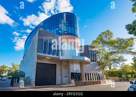 Progettata da Bell Gabbert Architects di Darwin, la Corte Suprema del territorio del Nord fu aperta ad Alice Springs (Mparntwe) nel 2017 Foto Stock