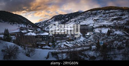 Villaggio di El Tarter dopo il tramonto con l'ultima luce del sole che illumina le vette dei Pirenei, Andorra Foto Stock