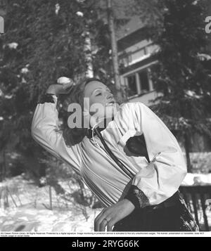 Inga Tidblad, 1901-1975, attrice svedese. È vestita con i tipici abiti da sci degli anni '40 quando lancia una palla di neve a qualcosa o a qualcuno... Svezia 1942. Kristoffersson rif. 229-2 Foto Stock