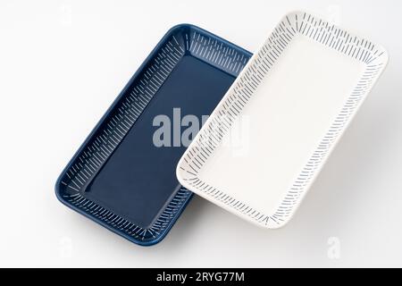 Un set di lussuosi utensili da cucina in ceramica blu e bianco su sfondo bianco Foto Stock