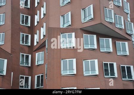 Facciata clinker interbloccante degli edifici Gehry presso il Media Harbor di Dusseldorf, Germania Foto Stock