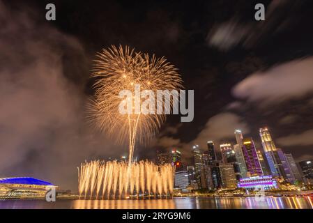 Spettacolo di fuochi d'artificio a Singapore, festa del conto alla rovescia a Marina Bay, colorato fuochi d'artificio di Capodanno Foto Stock