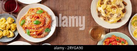 Panorama della pasta. Assortimento di pasta italiana, con spaghetti, pasta ai funghi, ecc. Foto Stock