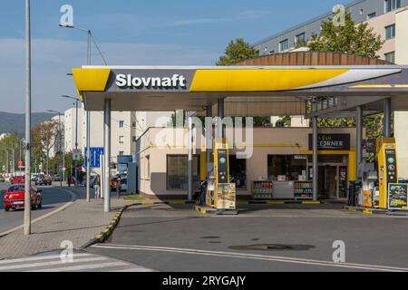 Bratislava, Slovacchia - 16 ottobre 2022: Ugelli carburante presso una stazione di servizio Slovnaft. Distributore di benzina. Stazione di servizio. Foto Stock
