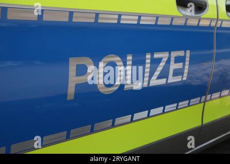 Freiburg Themenbild - Verkehr, Polizei Themenbild - Verkehr, Polizei Polizei, Schriftzug auf Polizeituere, Aufschrift, Logo, Schrift, Emblem, Themenbild, Featurebild *** Freiburg tema immagine traffico, tema polizia immagine traffico, polizia, scritta sulla stazione di polizia, iscrizione, logo, font, emblema, immagine tema, immagine caratteristica Copyright: xFleigx/xEibner-Pressefotox EP dfg credito: Imago/Alamy Live News Foto Stock