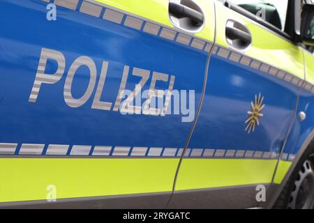 Freiburg Themenbild - Verkehr, Polizei Themenbild - Verkehr, Polizei Polizei, Schriftzug auf Polizeituere, Aufschrift, Logo, Schrift, Emblem, Themenbild, Featurebild *** Freiburg tema immagine traffico, tema polizia immagine traffico, polizia, scritta sulla stazione di polizia, iscrizione, logo, font, emblema, immagine tema, immagine caratteristica Copyright: xFleigx/xEibner-Pressefotox EP dfg credito: Imago/Alamy Live News Foto Stock