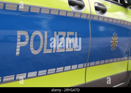 Freiburg Themenbild - Verkehr, Polizei Themenbild - Verkehr, Polizei Polizei, Schriftzug auf Polizeituere, Aufschrift, Logo, Schrift, Emblem, Themenbild, Featurebild *** Freiburg tema immagine traffico, tema polizia immagine traffico, polizia, scritta sulla stazione di polizia, iscrizione, logo, font, emblema, immagine tema, immagine caratteristica Copyright: xFleigx/xEibner-Pressefotox EP dfg credito: Imago/Alamy Live News Foto Stock