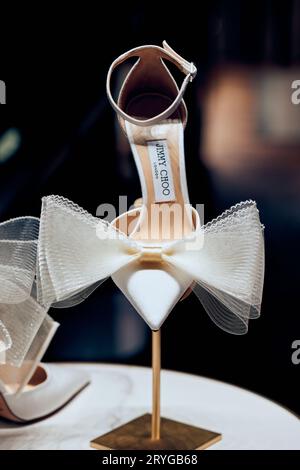 Scarpa da donna Jimmy Choo con fiocco in rete di grosgrain Foto Stock