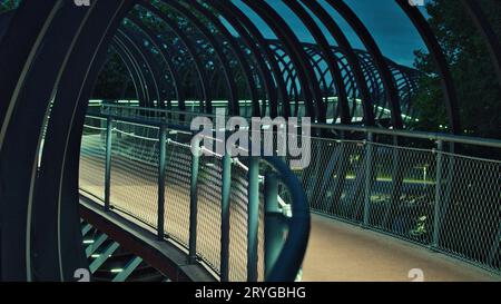 Slinky sorge sul famoso ponte del Kaisergarten a Oberhausen, in Germania Foto Stock