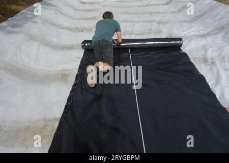Lavoratore industriale di sesso maschile nel suo posto di lavoro Foto Stock