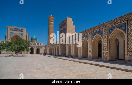 La moschea di Kalan e il minareto di Kalan presso il complesso religioso islamico poi Kalan a Bukhara, Uzbekistan Foto Stock