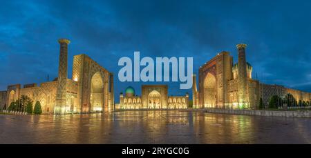 Vista panoramica di Piazza Registan, Samarcanda, Uzbekistan con tre madrasa: Ulugh Beg, Tilya Kori e Sher-Dor Madrasah. Foto Stock