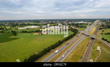 Brecht, Belgio, 6 luglio 2022, vista panoramica aerea con drone del parco eolico o del parco eolico, con alte turbine eoliche per generatio Foto Stock