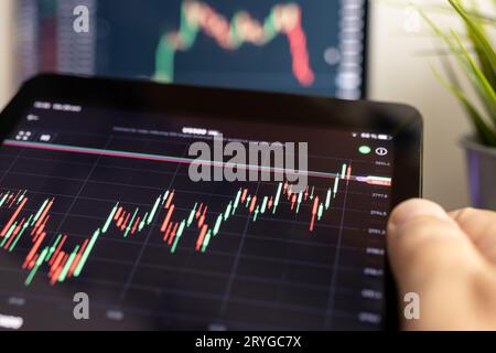 Tablet digitale portatile con grafico del mercato azionario. Concetto di negoziazione delle azioni Foto Stock