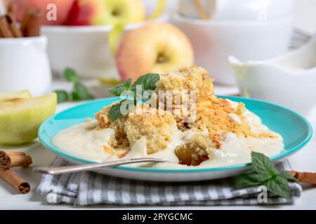 Crogiolo di mele con salsa alla vaniglia. Foto Stock